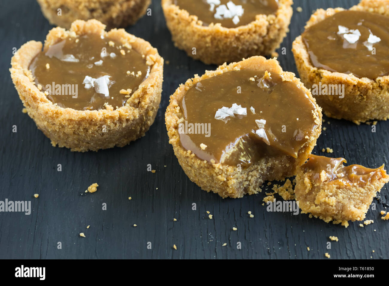 Gesalzen Karamell Torten auf schwarz Tabelle - Close up horizontale Foto Stockfoto