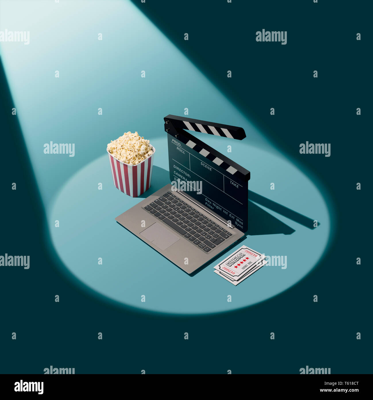 Online Film Streaming und Kino: Laptop mit Klappe als Bildschirm, Popcorn und Tickets im Rampenlicht Stockfoto