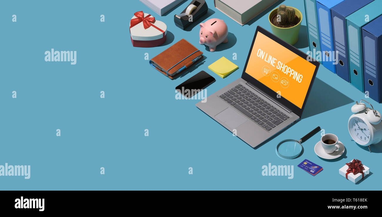 Online Shopping: isometrische Laptop, Kreditkarten und Büroartikel auf einem Desktop, leere Kopie Raum Stockfoto