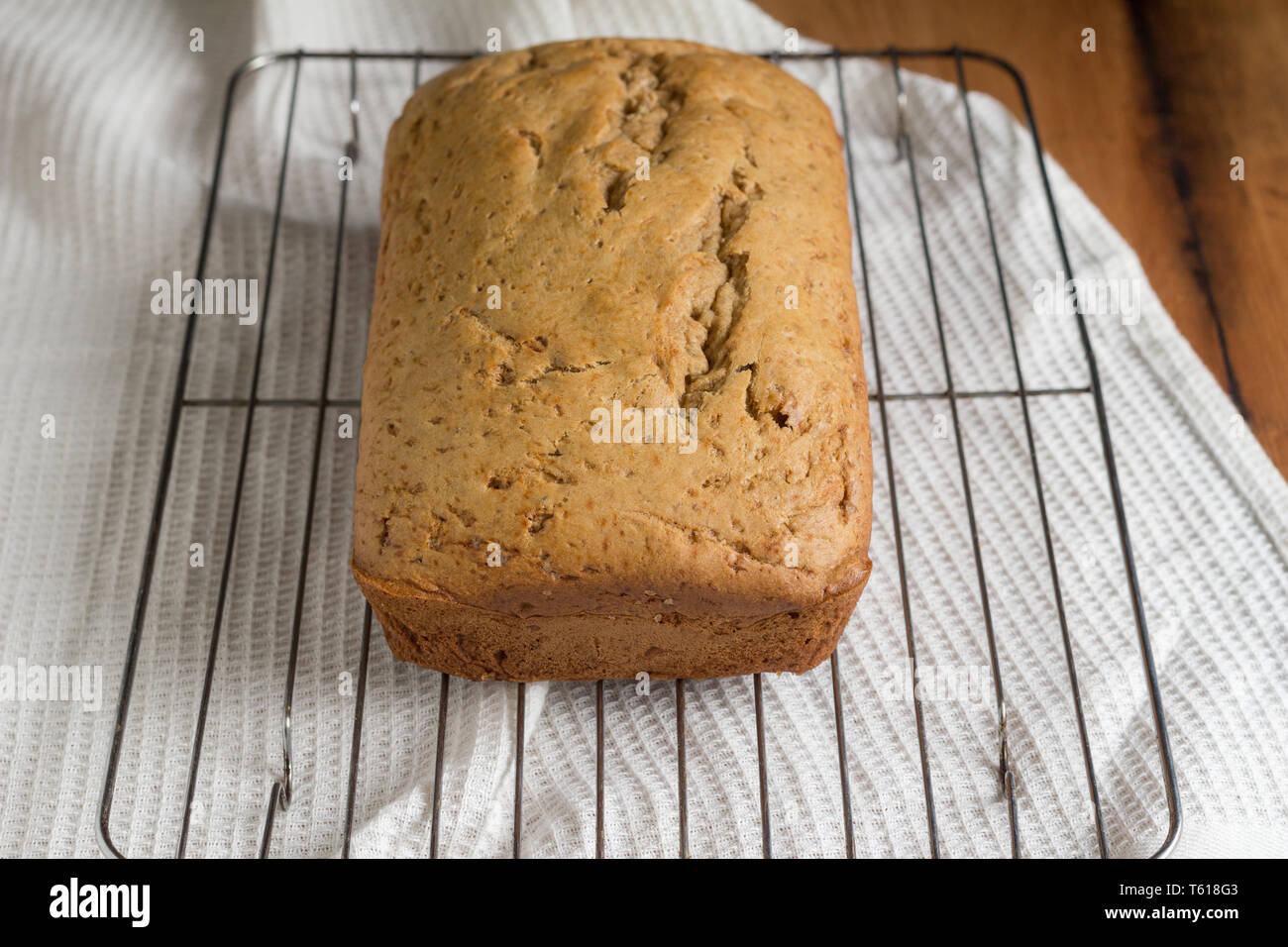 Banana Bread Loaf auf Kuchen Grid - Ganze Bananenkuchen mit selektiven Fokus Stockfoto