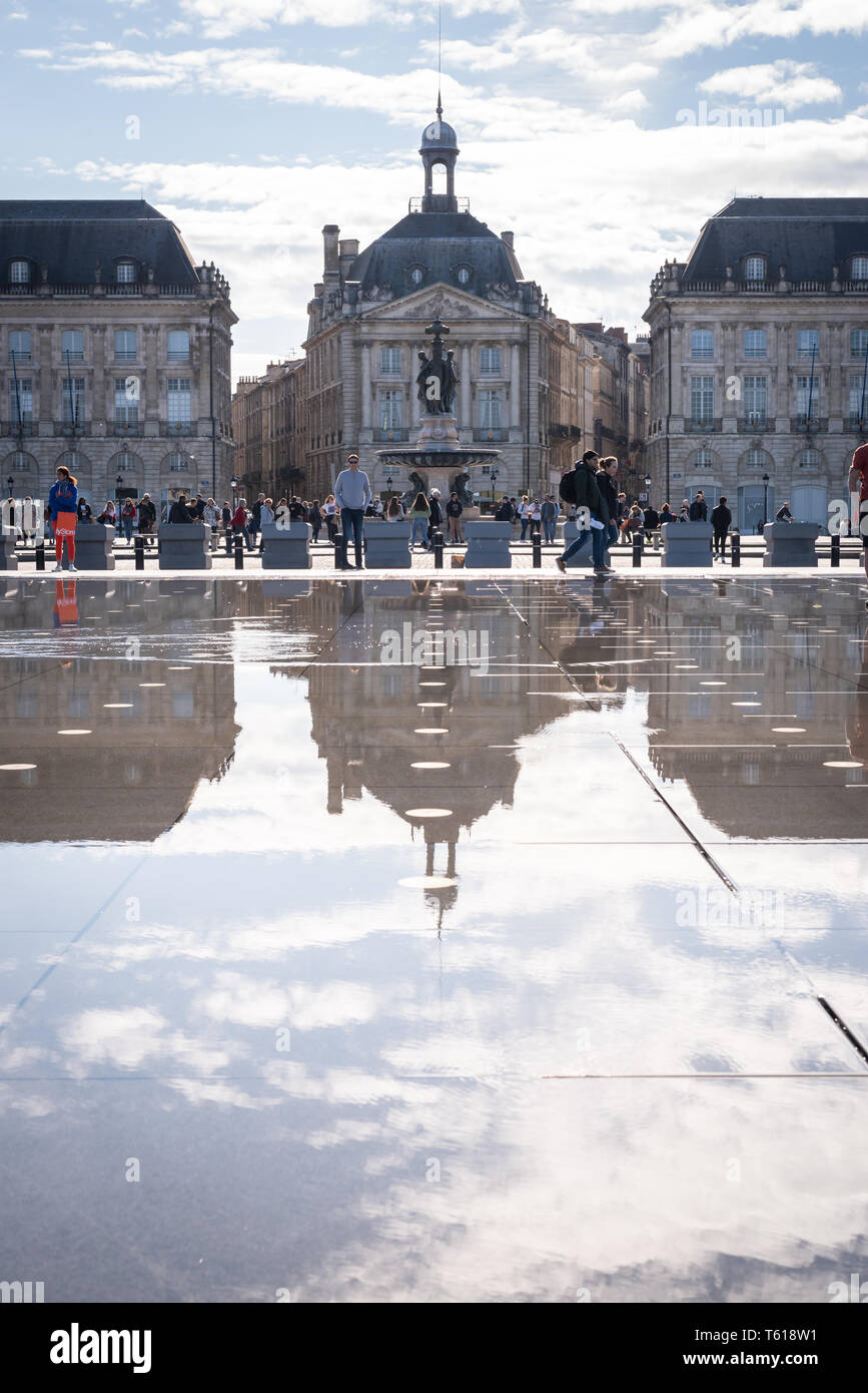 BORDEAUX, Frankreich - 14 April, 2019: Place de la Bourse und das Wasser Spiegel der Bordeaux Kais an einem sonnigen Frühlingstag Stockfoto