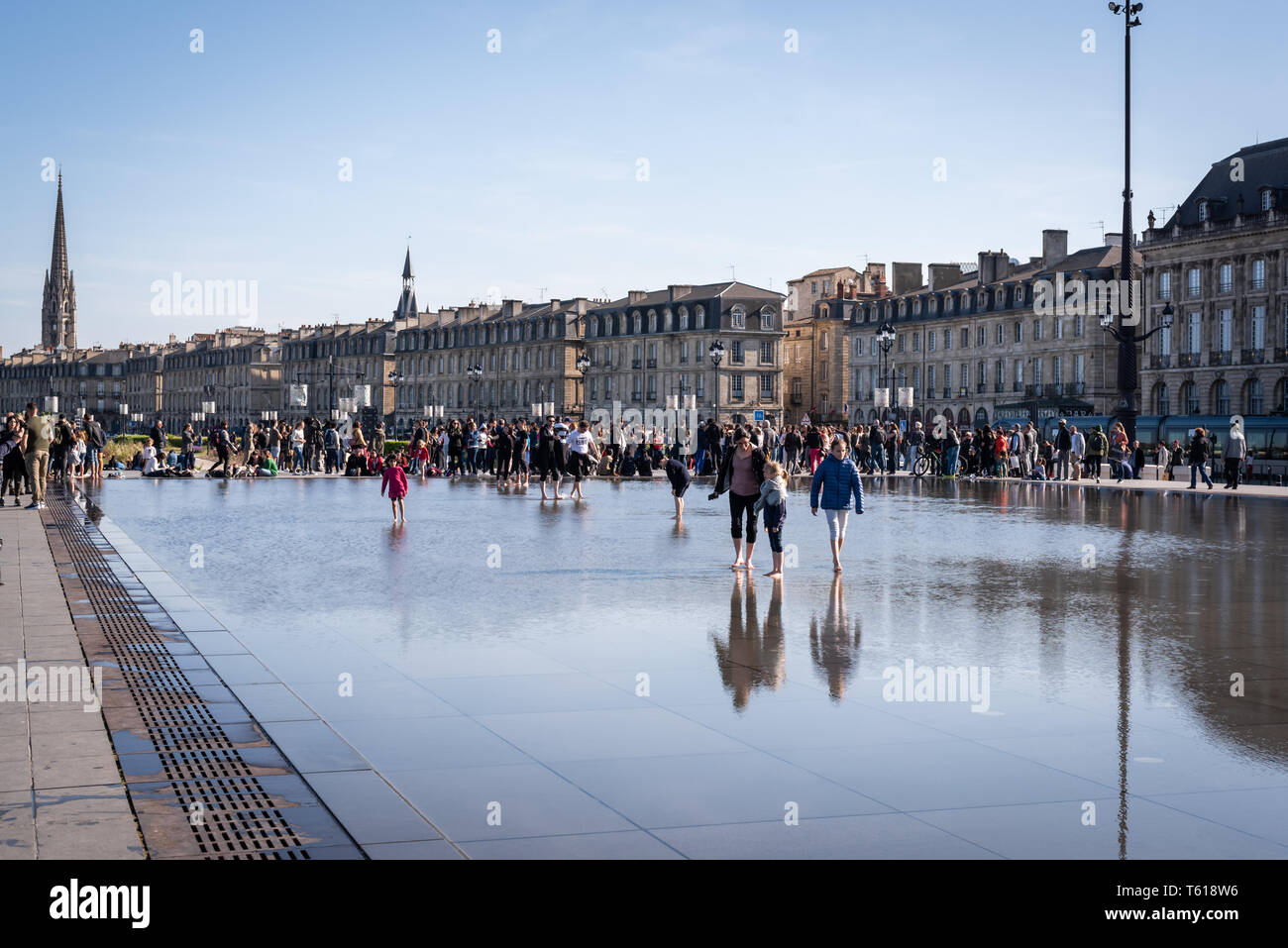 BORDEAUX, Frankreich - 14 April, 2019: Das Wasser Spiegel der Bordeaux Kais an einem sonnigen Frühlingstag Stockfoto