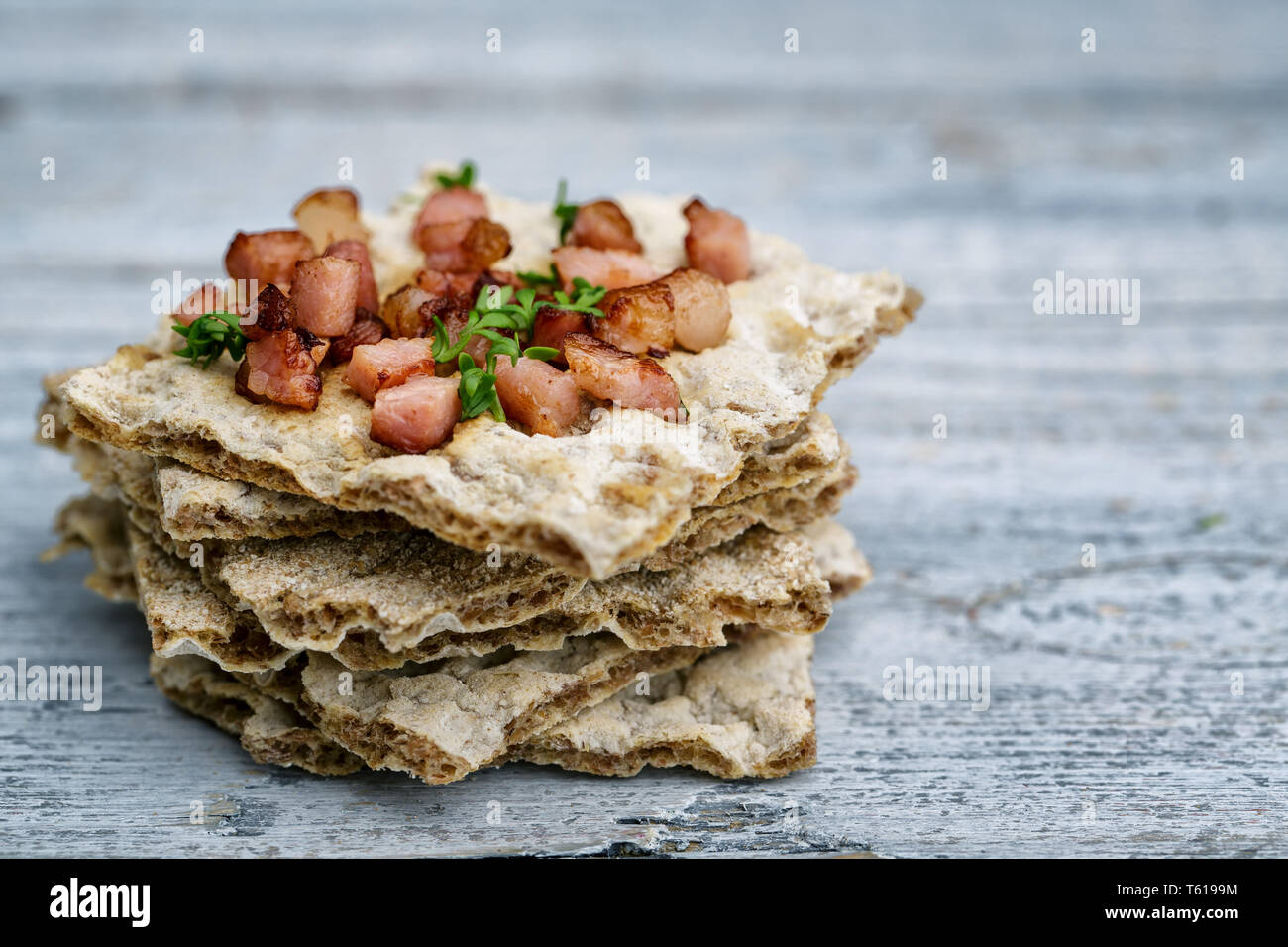 Knäckebrot mit Speckwürfeln Stockfoto