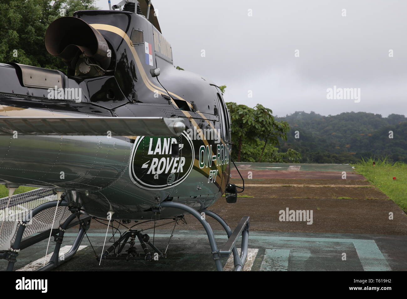 Land Rover gesponsert Eurocopter auf dem Hubschrauberlandeplatz über dem Dschungel Vordach wartet. Stockfoto