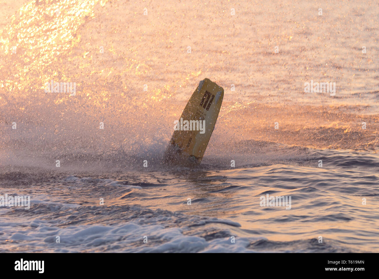 , Die ins Meer abfallen, während Wakeboarden in Ägypten Stockfoto