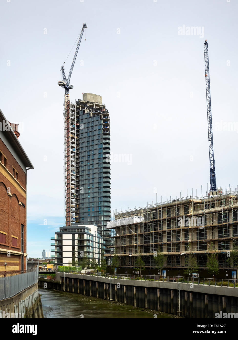 LONDON, Großbritannien - 23. JUNI 2018: Die Entwicklung des Chelsea Harbour befindet sich im Bau Stockfoto