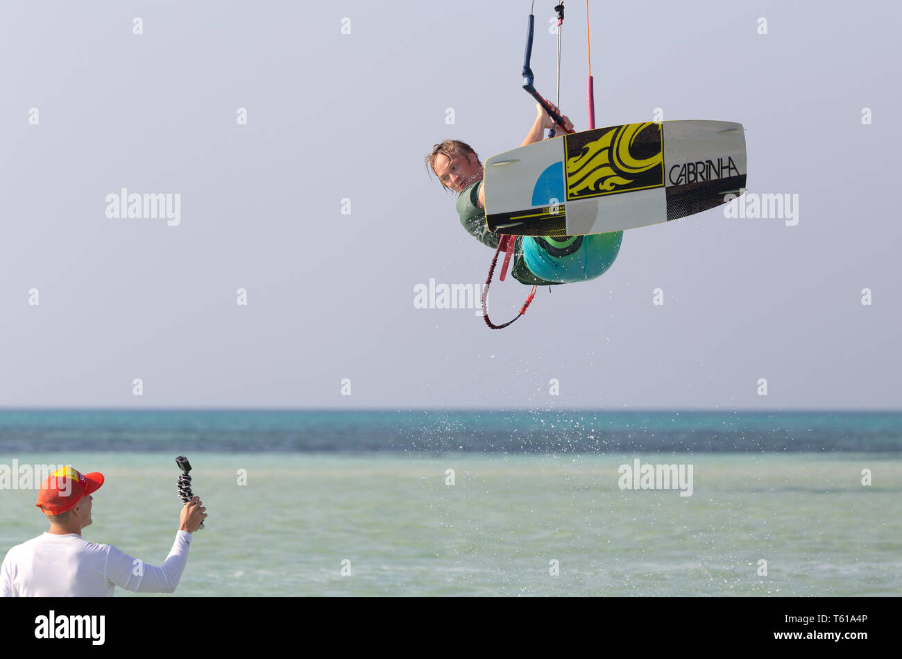 Eine extreme Kiteboarder hat einen sehr großen Sprung für seinen Freund zu filmen. Stockfoto