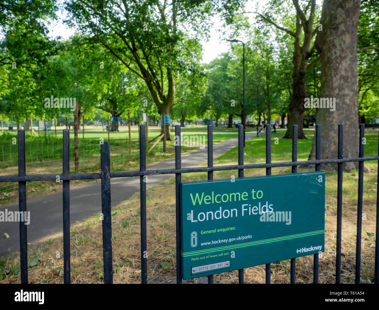 LONDON, Großbritannien - 14. JUNI 2018: Schild für London Fields. Ein öffentlicher Park in Hackney Stockfoto