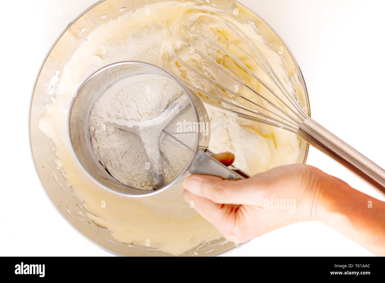 Backen Bäckerei Konzept Eier mischen mit Zutaten für selbstgemachte Kuchen auf weißem Hintergrund Schlagsahne Stockfoto