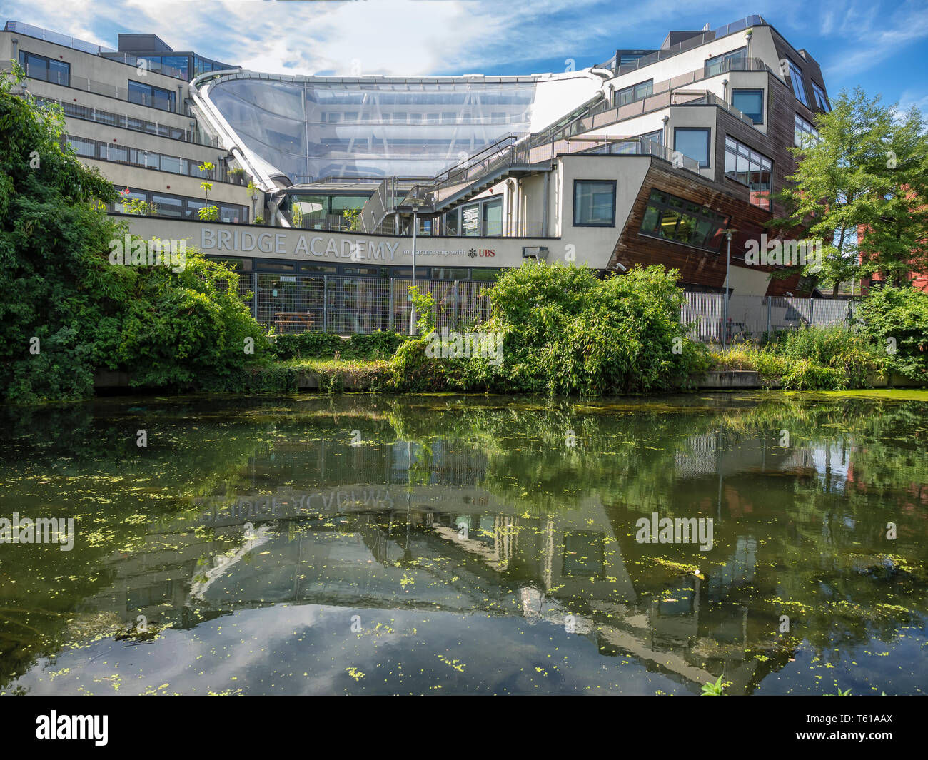 LONDON, Großbritannien - 23. JUNI 2018: Außenansicht der Bridge Academy School mit Reflexion im Regent's Canal Stockfoto