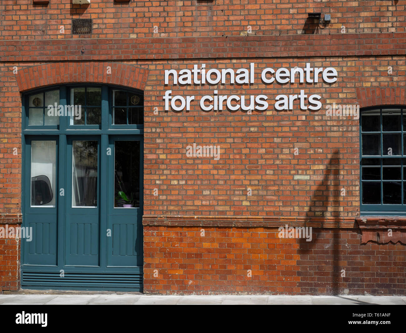 LONDON, Großbritannien - 14. JUNI 2018: Zeichen für das National Center for Circus Arts in Coronet St, Hackney Stockfoto
