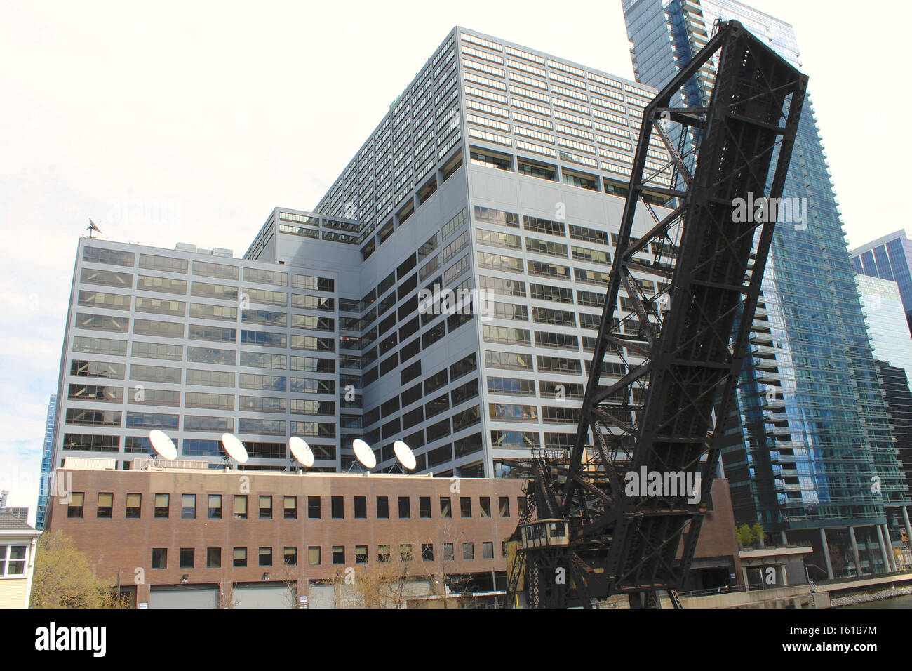 Die verlassenen Carroll Avenue Eisenbahnbrücke dauerhaft in einer angehobenen Position über den Chicago River in der Nähe von Wolf Point und die Apparel Mart gesperrt Stockfoto