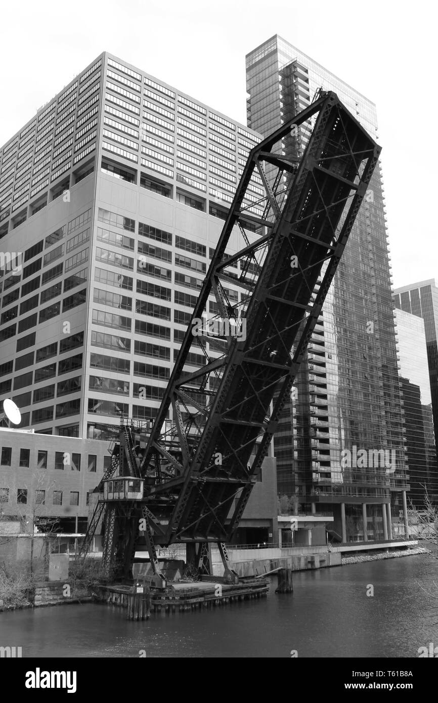 Die verlassenen Carroll Avenue Eisenbahnbrücke dauerhaft in einer angehobenen Position über den Chicago River in der Nähe von Wolf Point und die Apparel Mart gesperrt Stockfoto