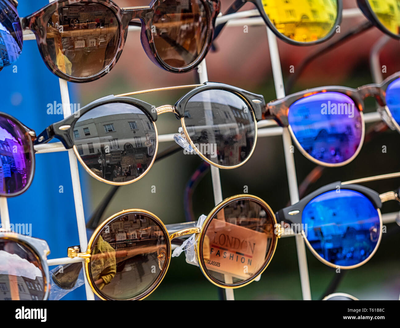 LONDON, Großbritannien - 14. JUNI 2018: Sonnenbrillen zum Verkauf auf dem Notting Hill Market Stockfoto