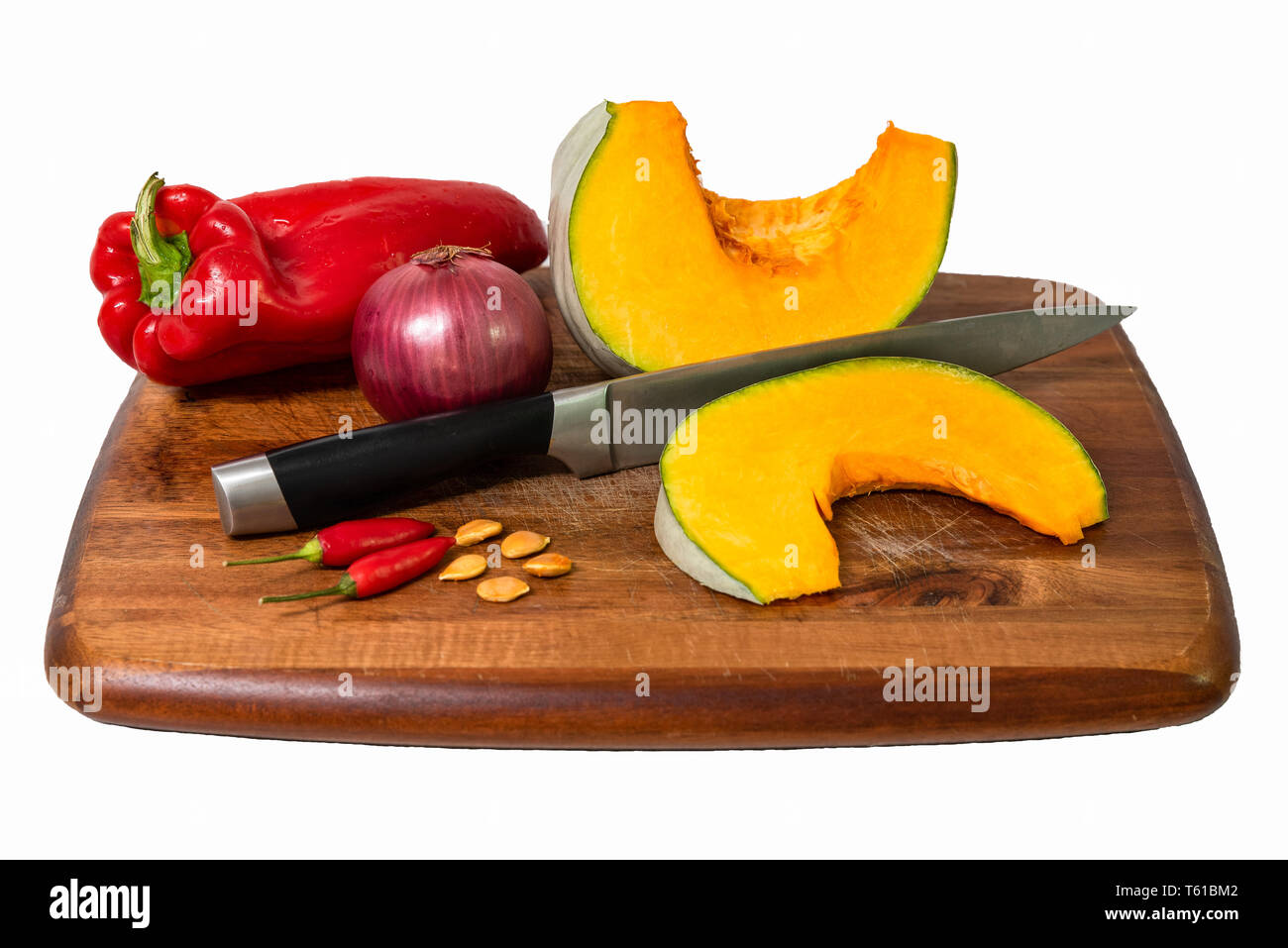 Kürbis, Zwiebel, Paprika und Chili auf einem Schneidebrett mit Messer Stockfoto