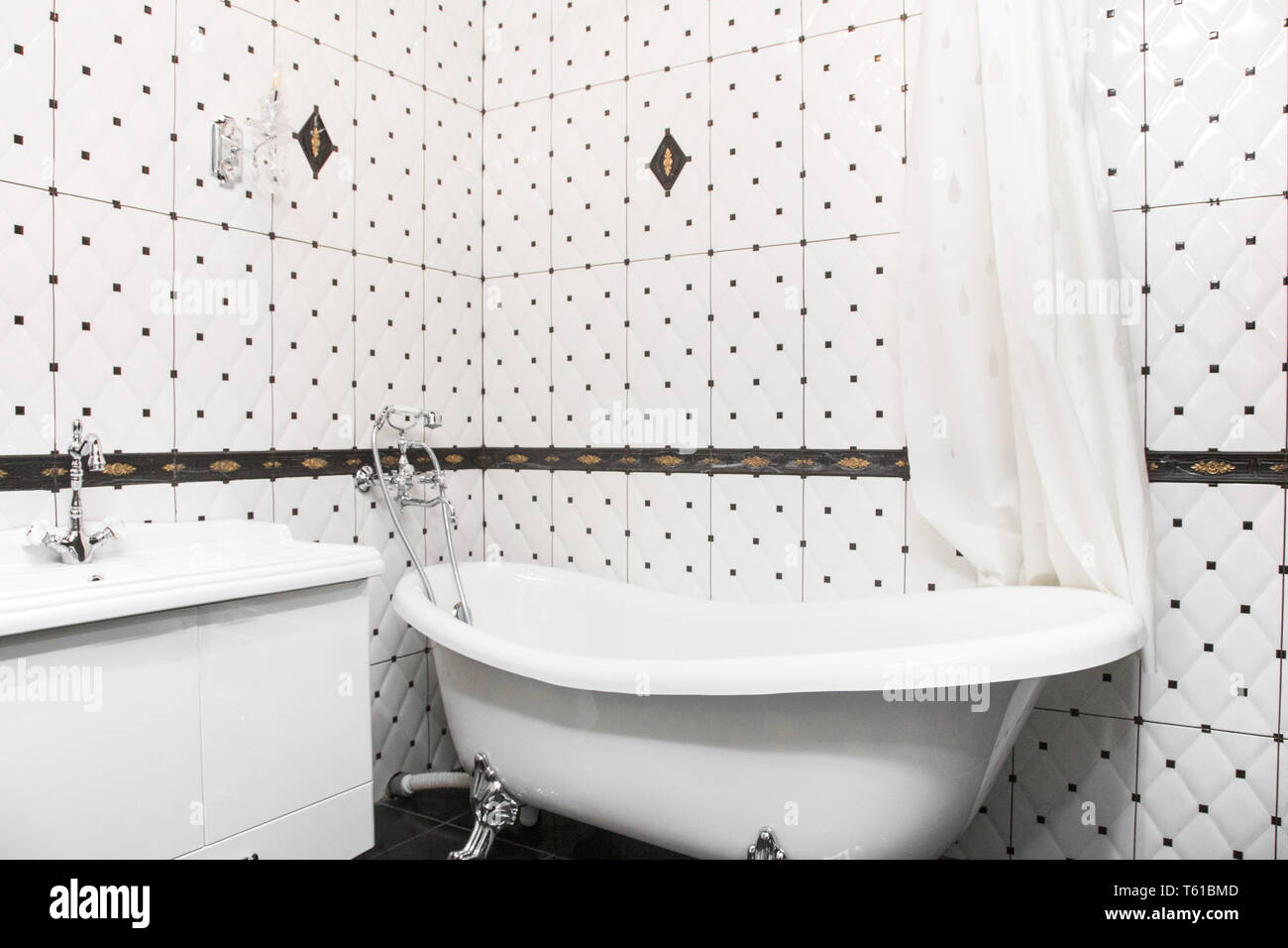 Badezimmer im Art déco-Stil. Klassik Bad und Waschbecken in Kombination mit  schönen Keramikfliesen Stockfotografie - Alamy