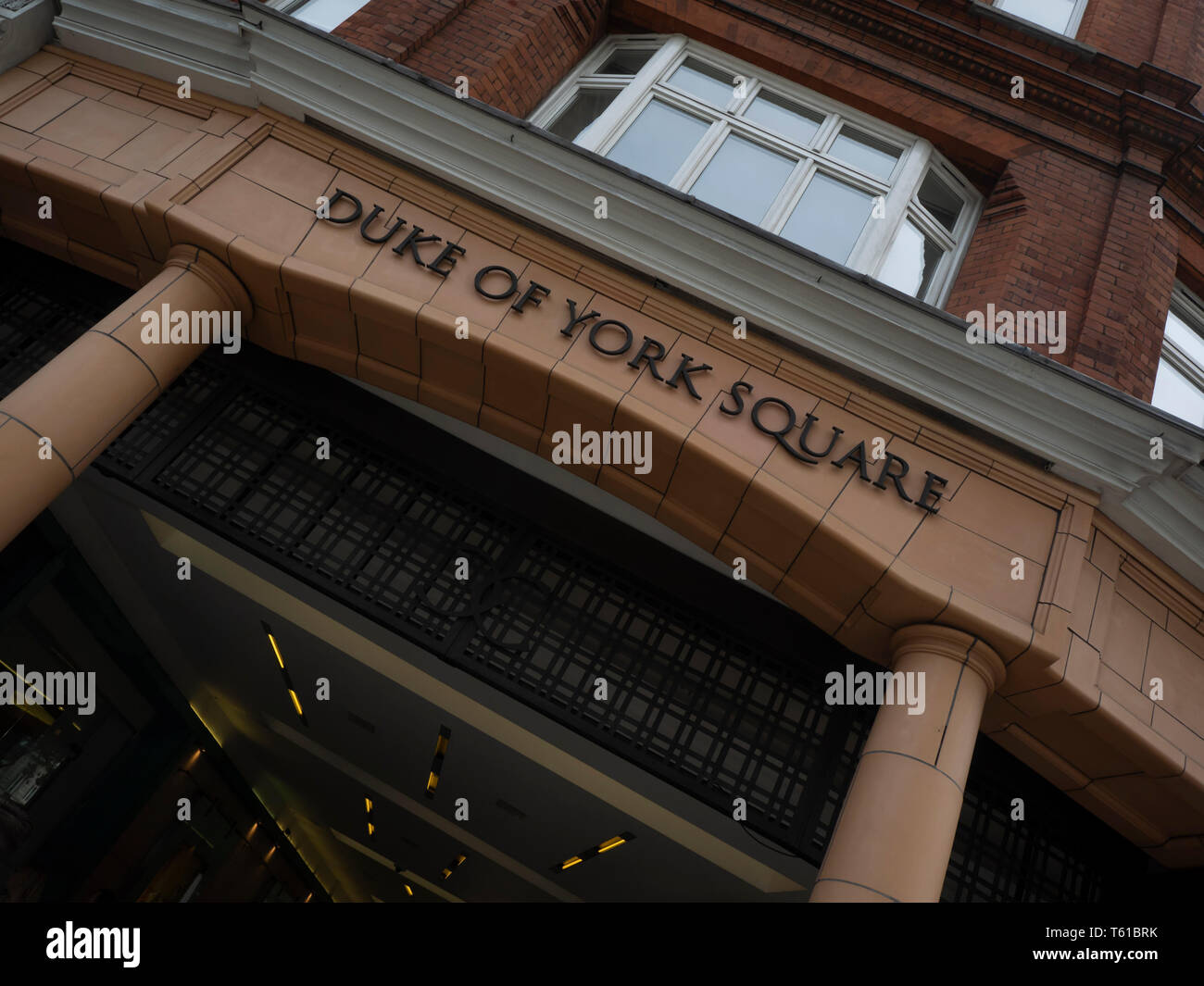 LONDON, Großbritannien - 23. JUNI 2018: Schild über dem Eingang zum Duke of York Square in Chelsea mit Schild Stockfoto