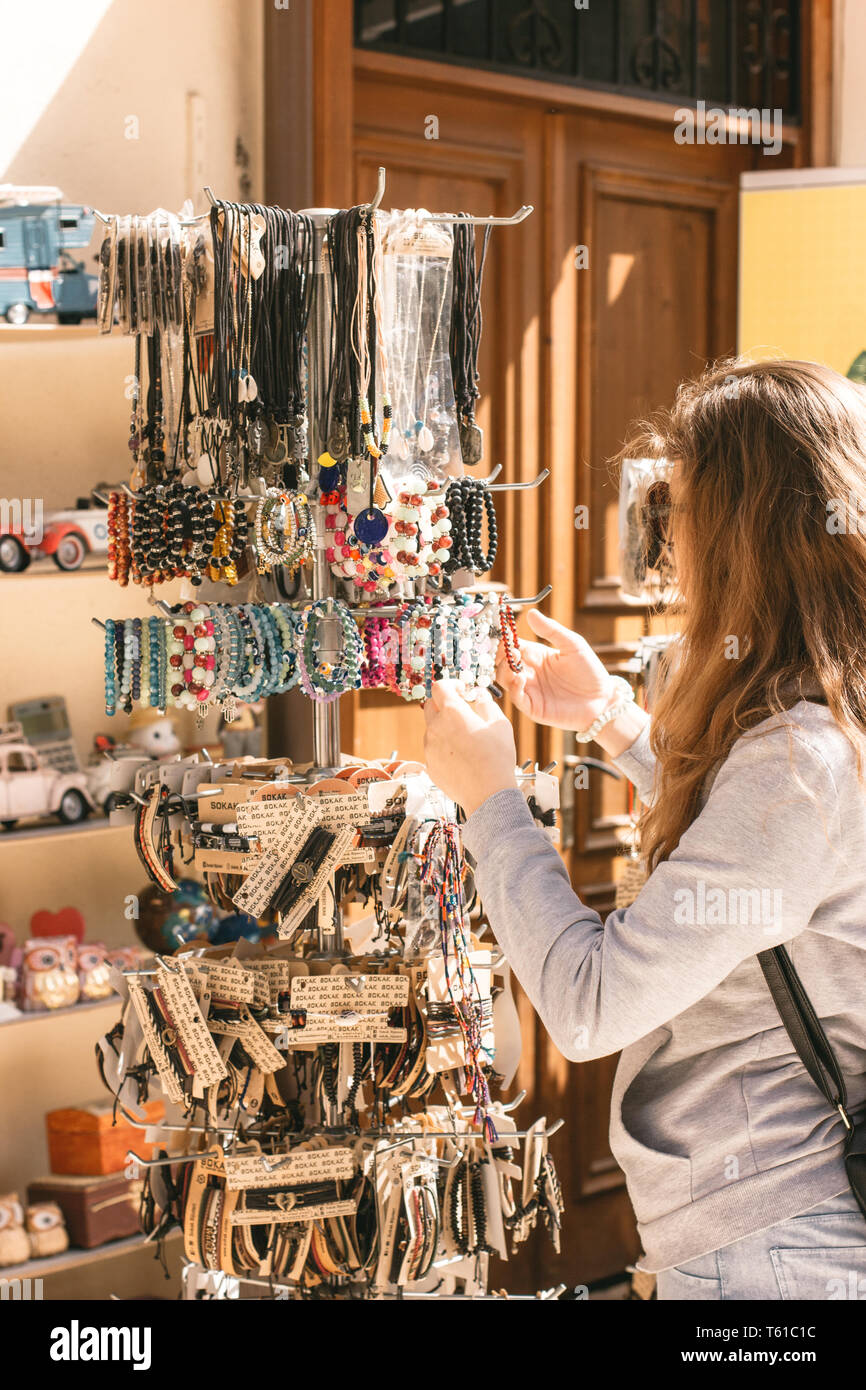 Junge hübsche Mädchen entscheidet sich für traditionellen Schmuck an der türkischen Basar in der Altstadt von Antalya - Antalya, Türkei, 04.23.2019 Stockfoto