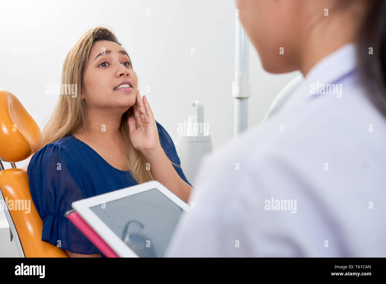 Frau leidet Zahnschmerzen Stockfoto