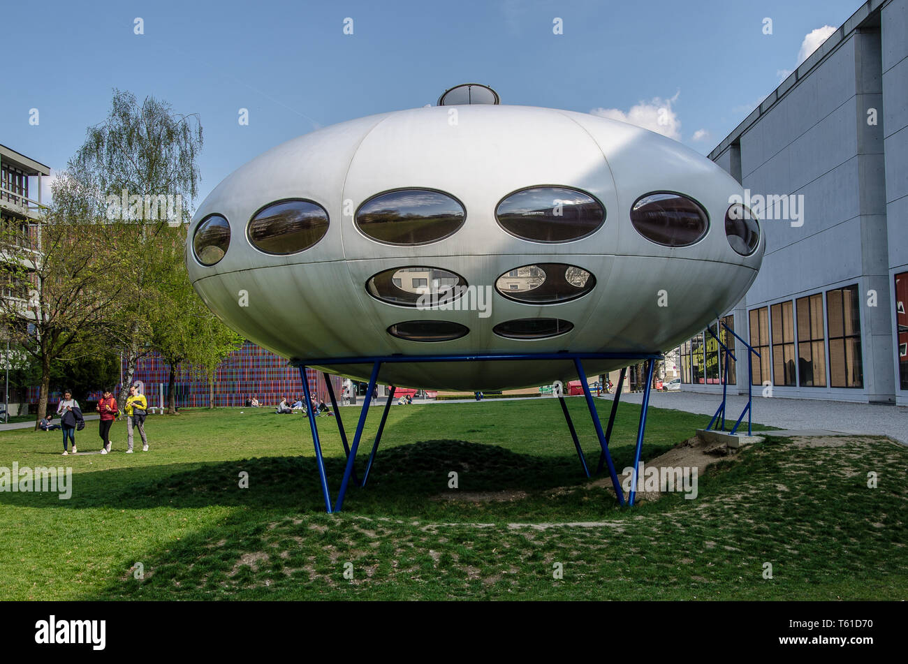 Die Futuro Haus sieht eher aus wie ein außerirdisches Raumschiff als ein Gebäude. Von finnischen Architekten Matti Suuronen 1968 als Ski Chalet konzipiert. Stockfoto