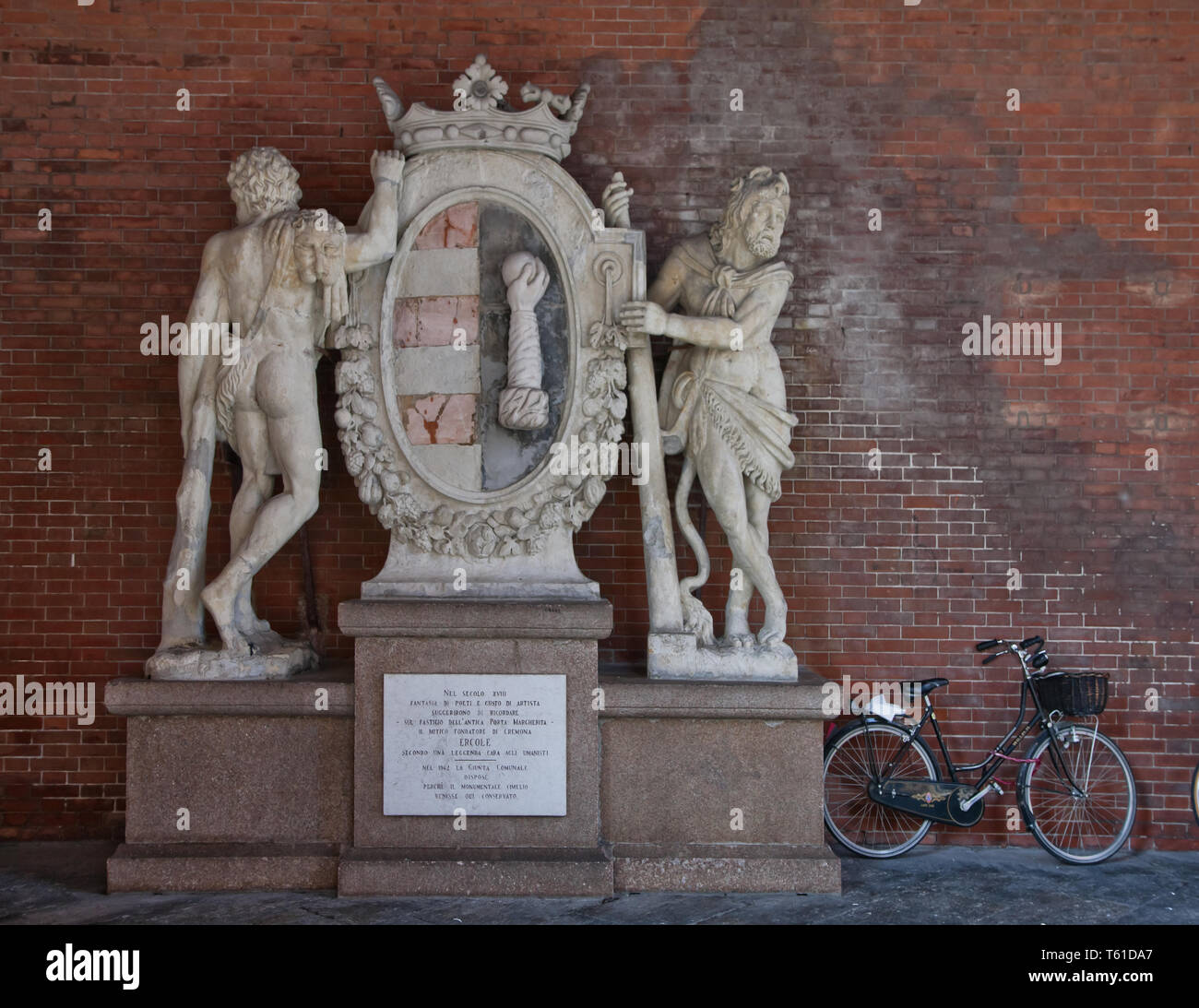 Cremona, Portico Della Loggia dei Militi: Lo stemma Comunale della Città di Cremona, con Figura di Ercole. Eine fianco, una Bicicletta. [ENG] Cremona, Stockfoto