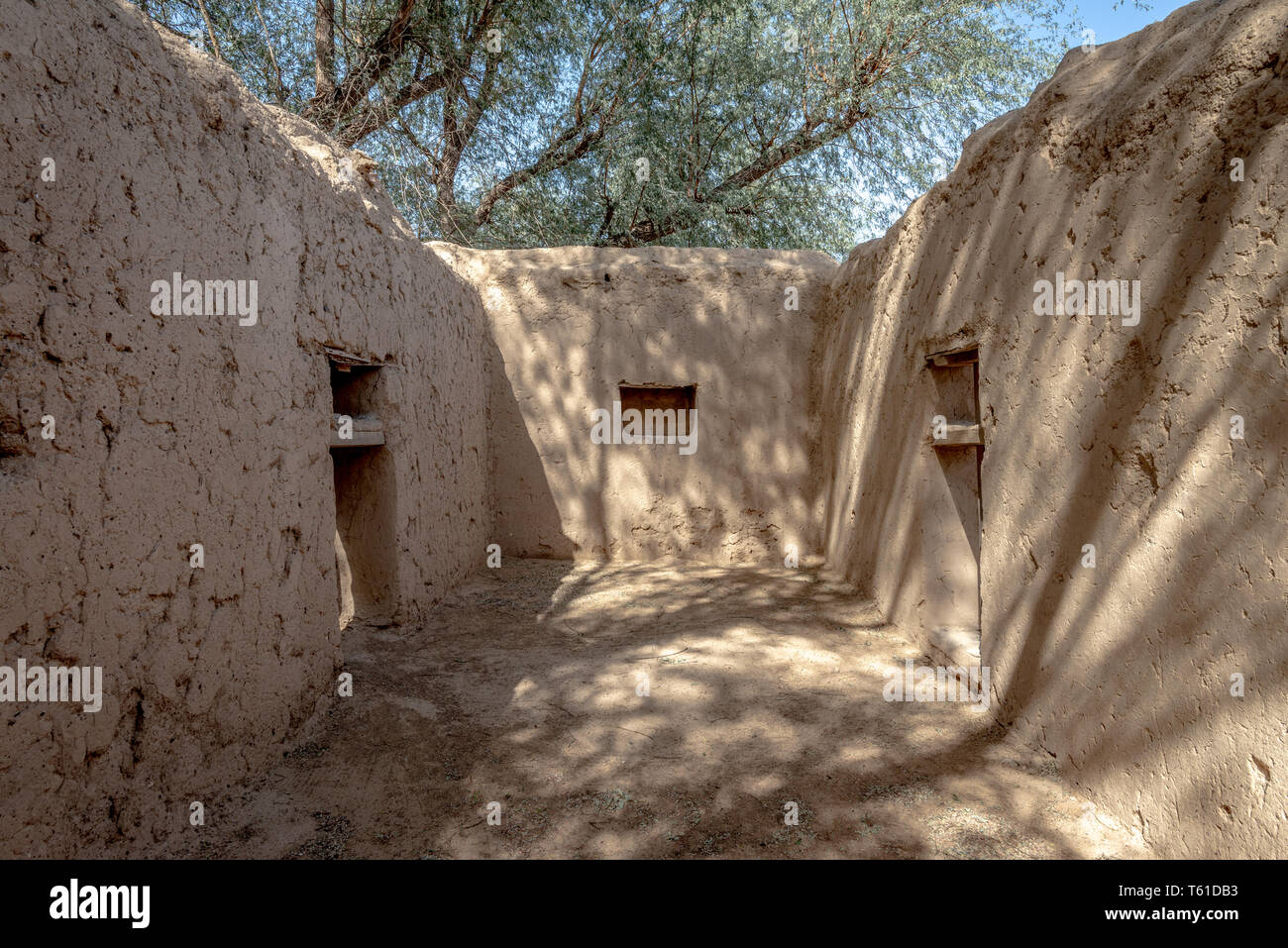 Innenansicht des Al Dahiri Haus, verlassenen traditionellen arabischen Gebäude stehen in einem Innenhof mit Ghaf Bäume im Hintergrund, Al Ain, UAE Stockfoto