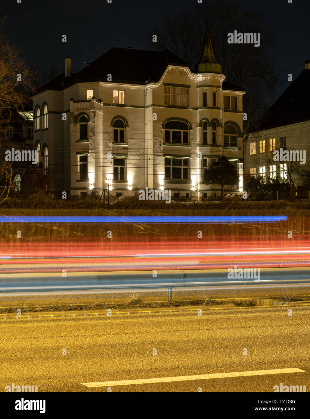 Nacht Highway Traffic mit einer Villa Haus Stockfoto