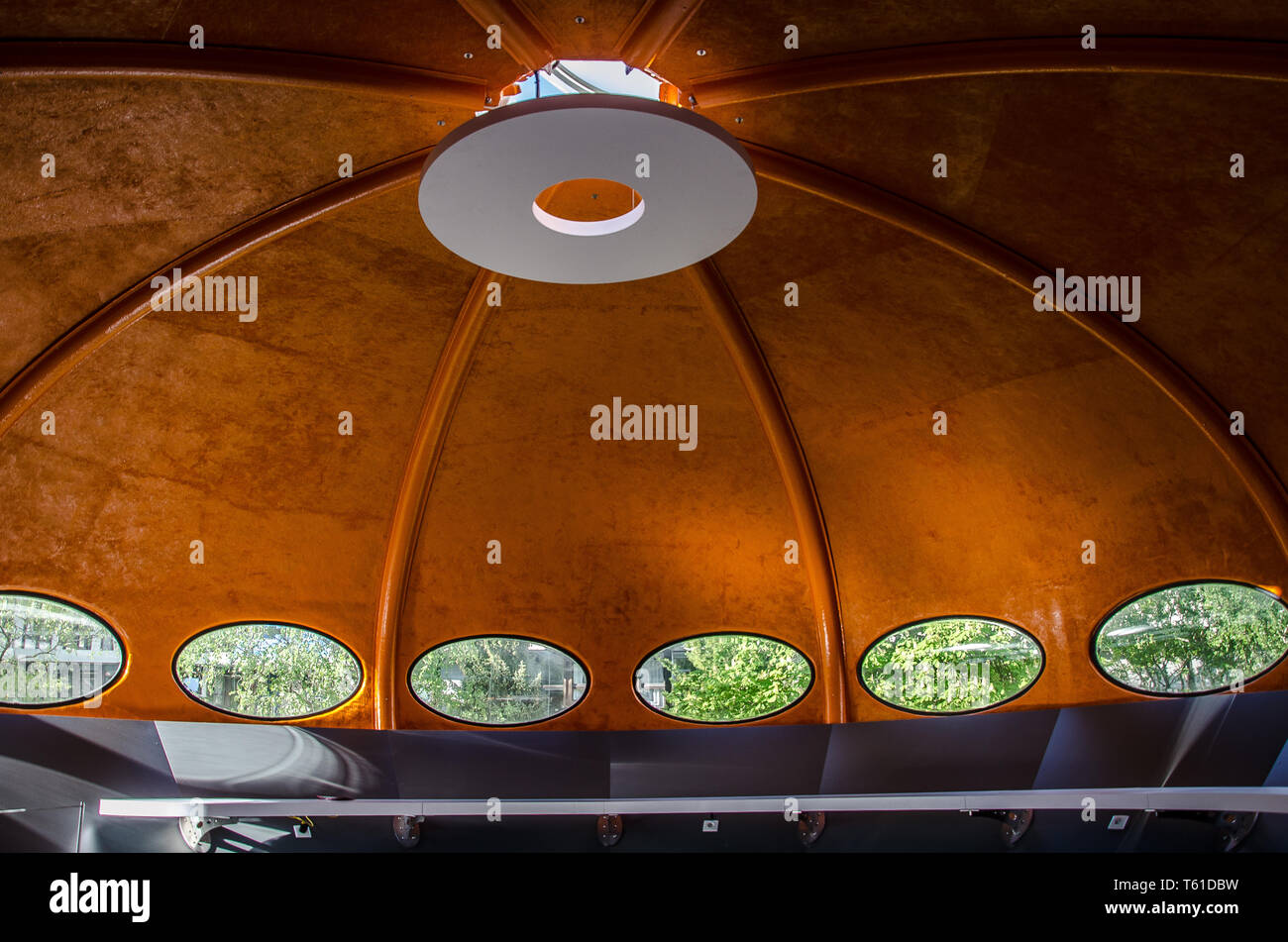 Die Futuro Haus sieht eher aus wie ein außerirdisches Raumschiff als ein Gebäude. Von finnischen Architekten Matti Suuronen 1968 als Ski Chalet konzipiert. Stockfoto