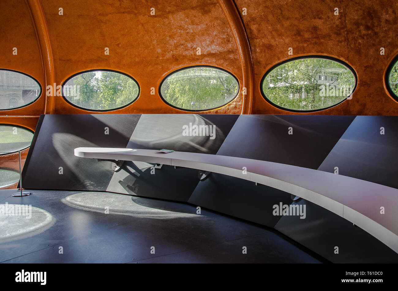 Die Futuro Haus sieht eher aus wie ein außerirdisches Raumschiff als ein Gebäude. Von finnischen Architekten Matti Suuronen 1968 als Ski Chalet konzipiert. Stockfoto