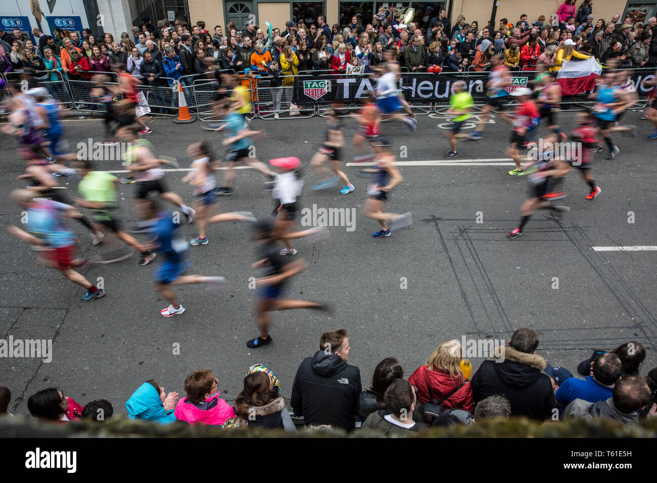 2019 Virgin Money London Marathon, über 40.000 Läufer nahmen an den Marathon in London an diesem Wochenende ab Greenwich Fertigung auf Pall Mall. Stockfoto