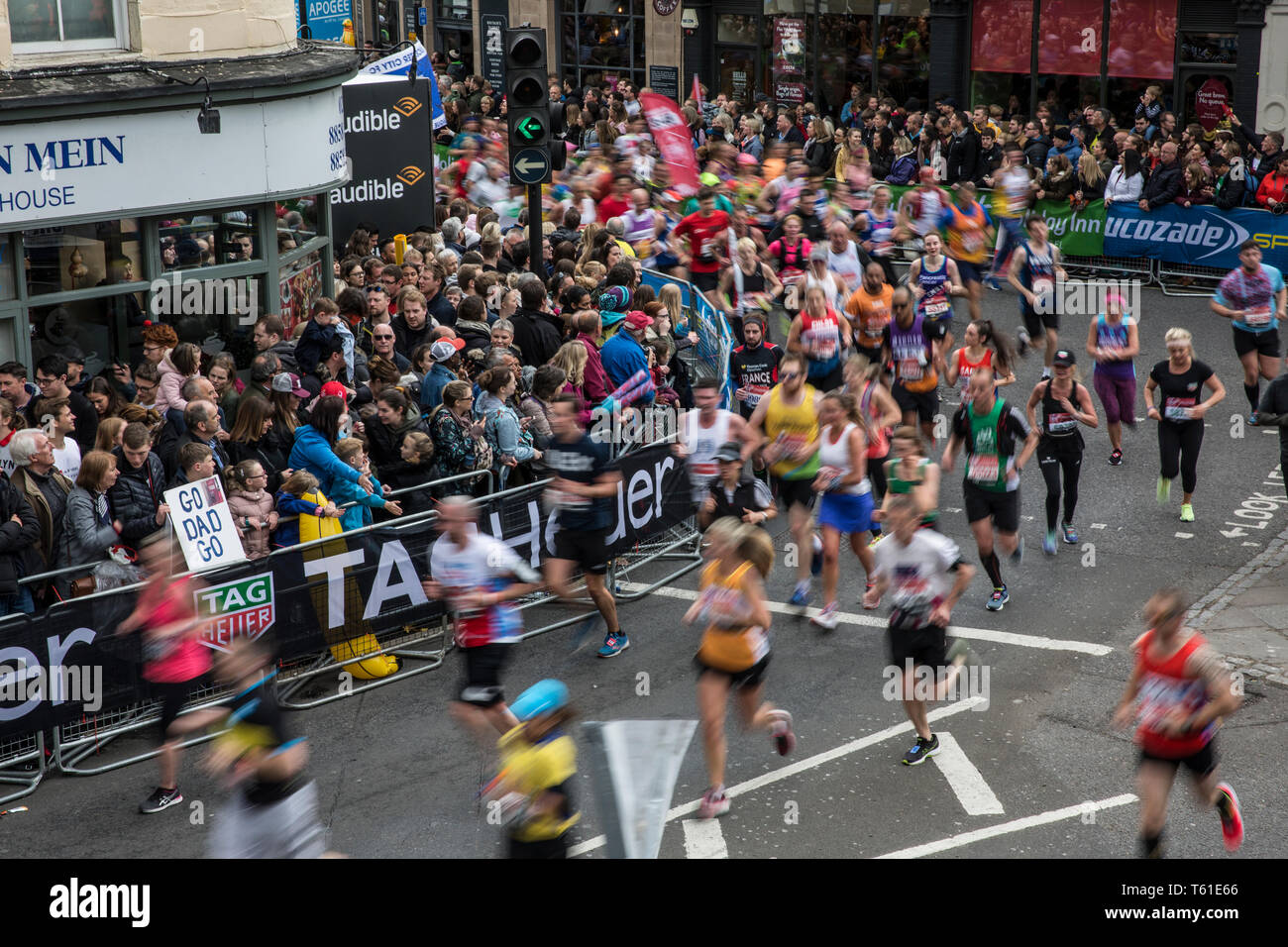 2019 Virgin Money London Marathon, über 40.000 Läufer nahmen an den Marathon in London an diesem Wochenende ab Greenwich Fertigung auf Pall Mall. Stockfoto