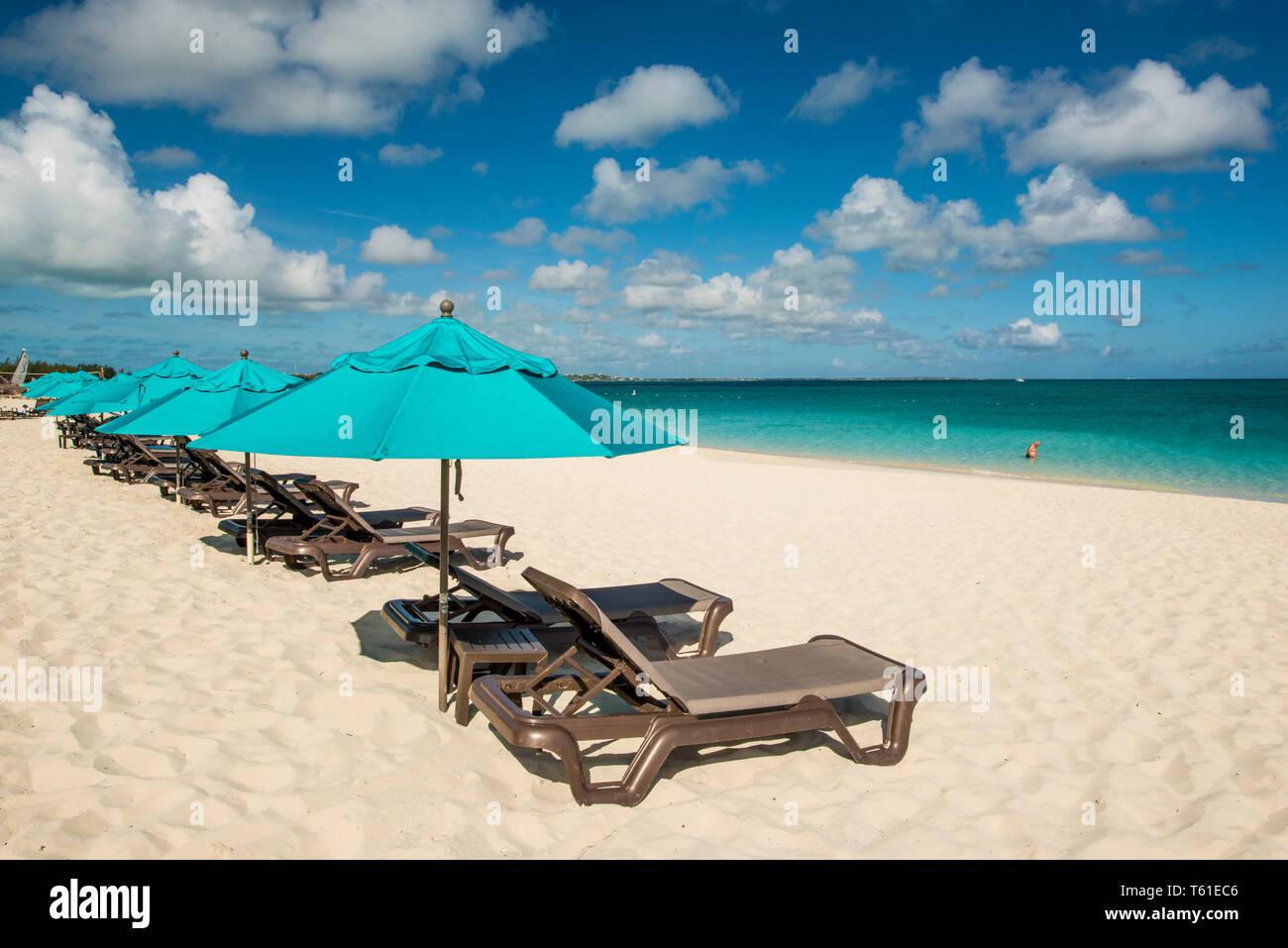 Sonnenschirme auf Grace Bay Beach, Providenciales, Turks- und Caicos-Inseln, Karibik. Stockfoto