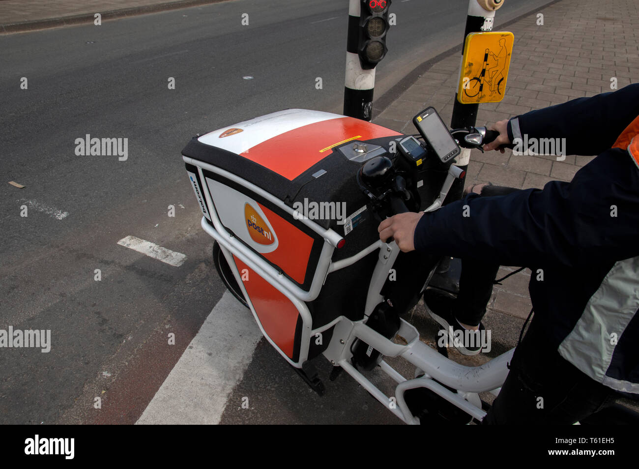 Elektrische Fahrrad von Post.nl in Amsterdam Die Niederlande 2019 Stockfoto