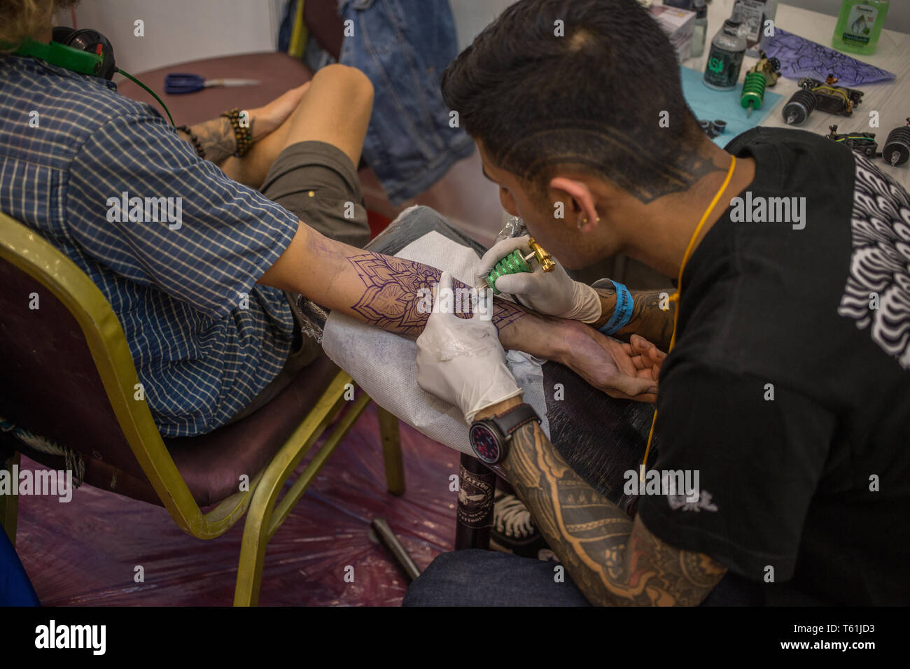 Ein Mann, ein Tattoo an der jährlichen Tattoo Convention in Kathmandu, Nepal Stockfoto