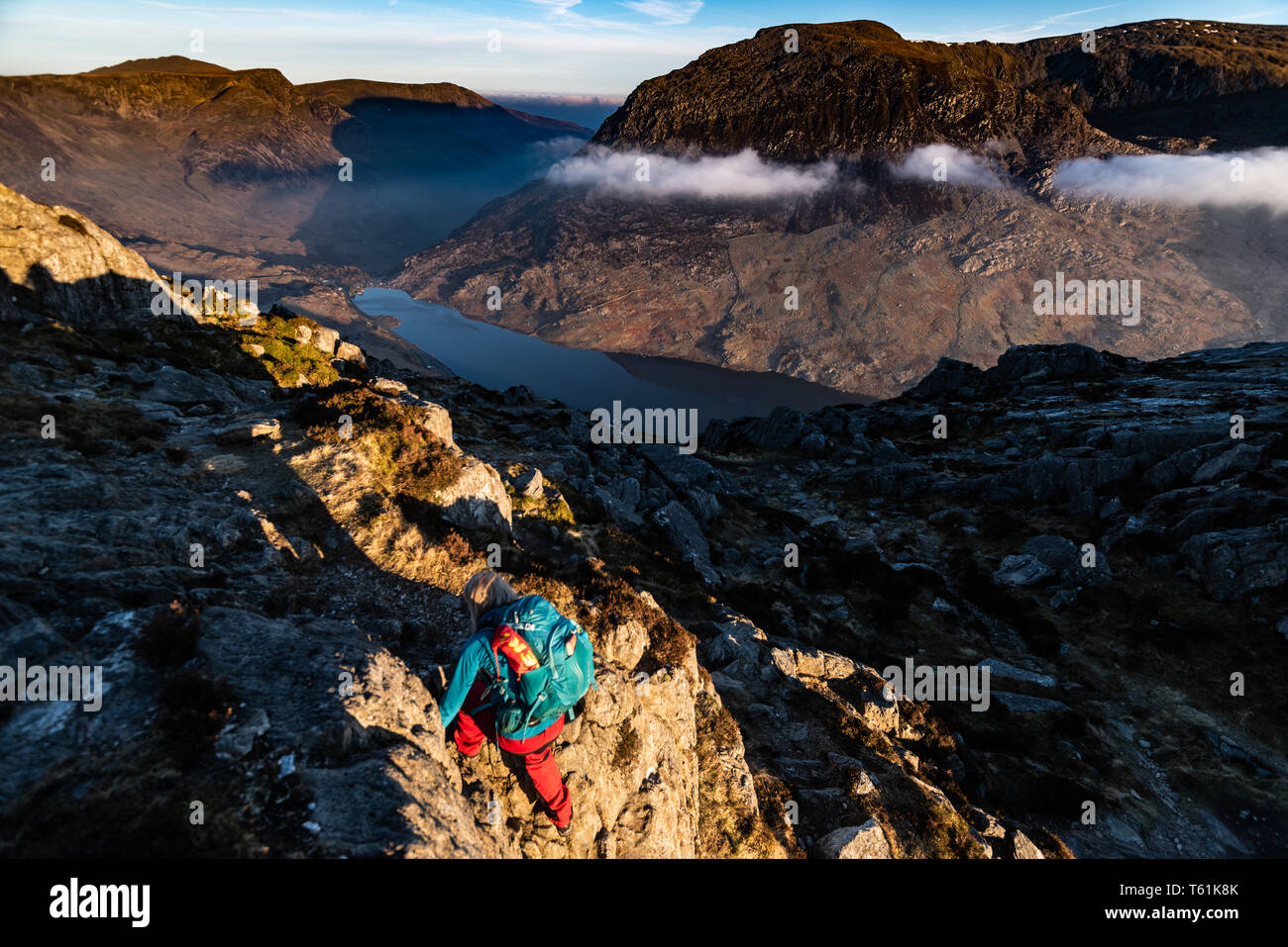 Person, die Kriechen, Klettern Welsh Mountain versuchen, Ventilator im Morgenlicht Stockfoto