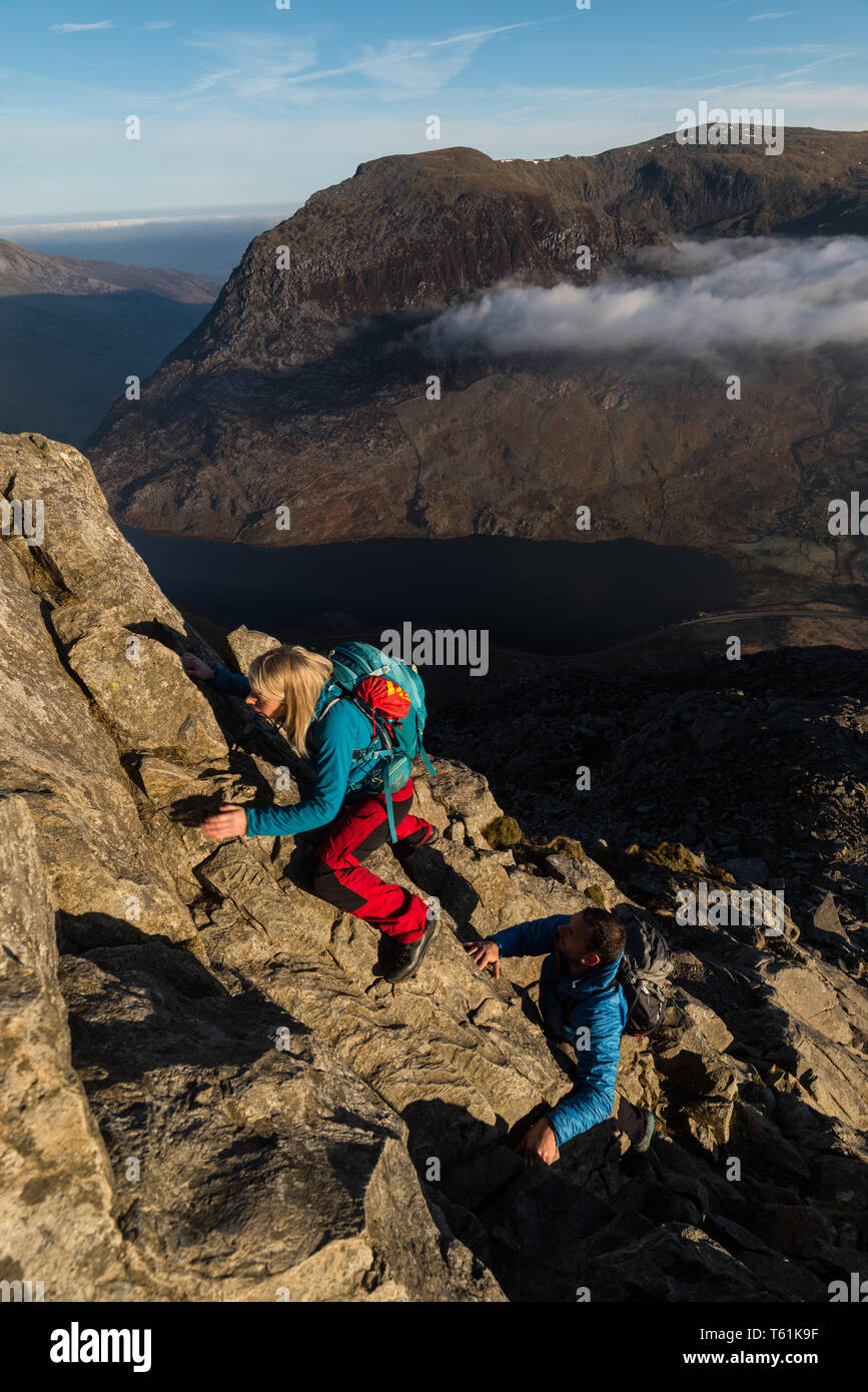 Person, die Kriechen, Klettern Welsh Mountain versuchen, Ventilator im Morgenlicht Stockfoto
