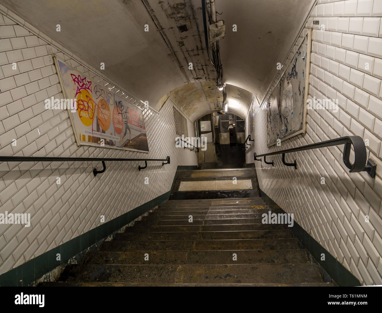 Paris, Frankreich, August 18,2018: Treppen von Werbetafeln des Pariser Metrostation abgedeckt Stockfoto