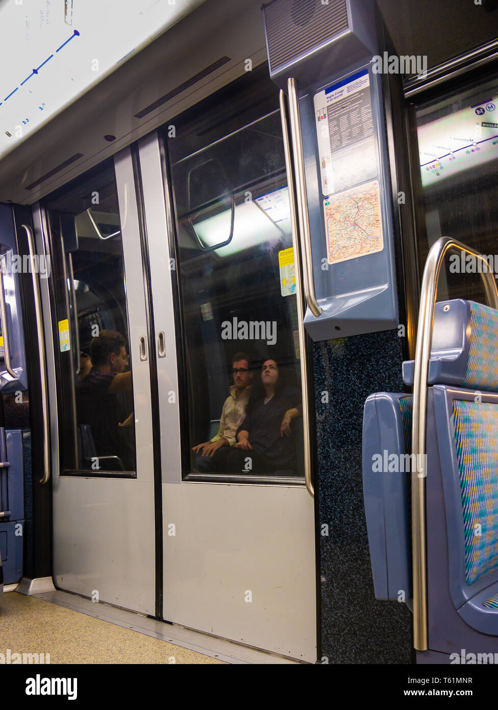 Paris, Frankreich, August 18,2018: Nicht identifizierte Paar innerhalb von Paris Saint Lazare U-Bahnstation Stockfoto