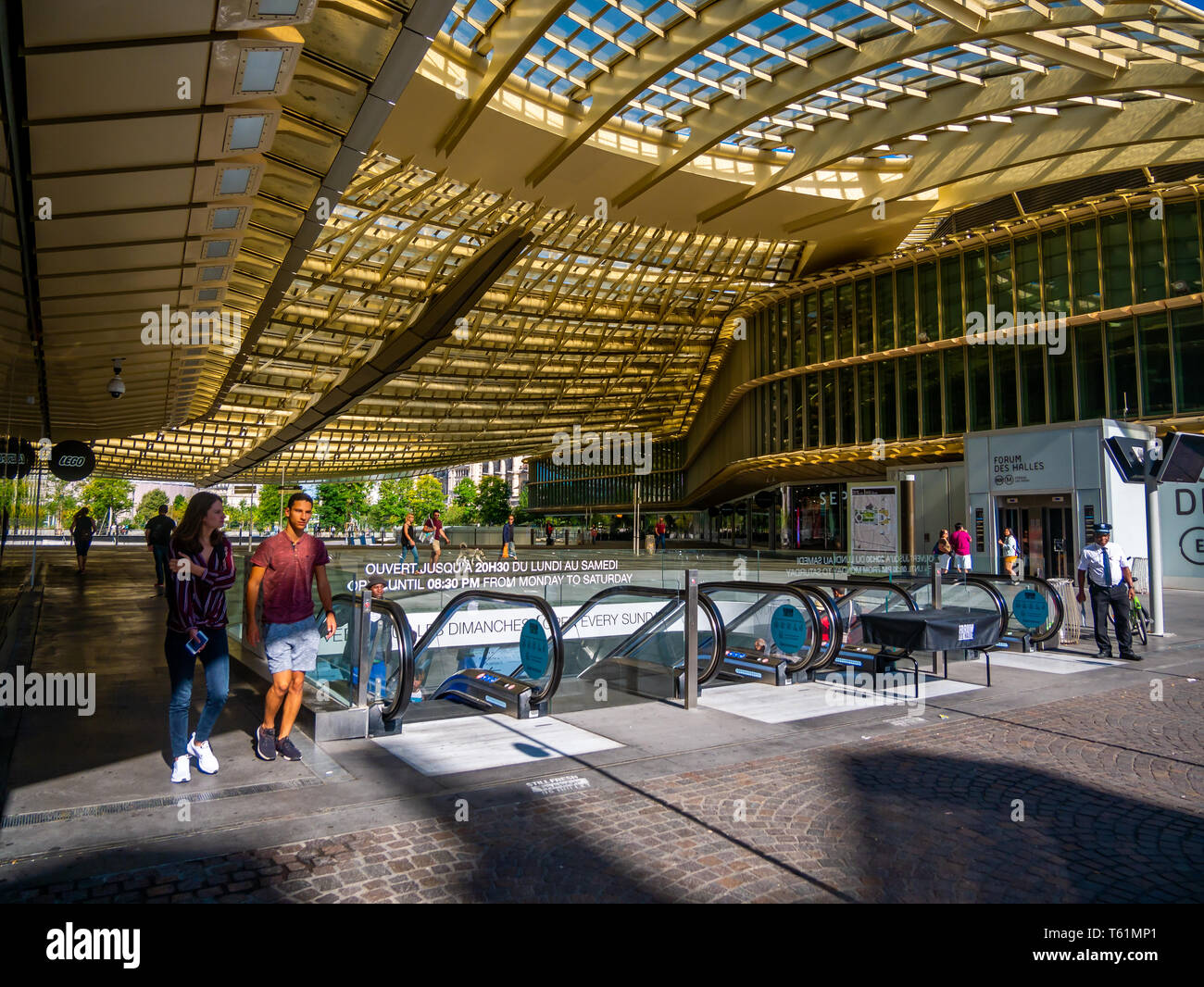 Paris, Frankreich, August 18,2018: Nicht identifizierte Personen außerhalb der U-Bahn-Station Les Halles Stockfoto