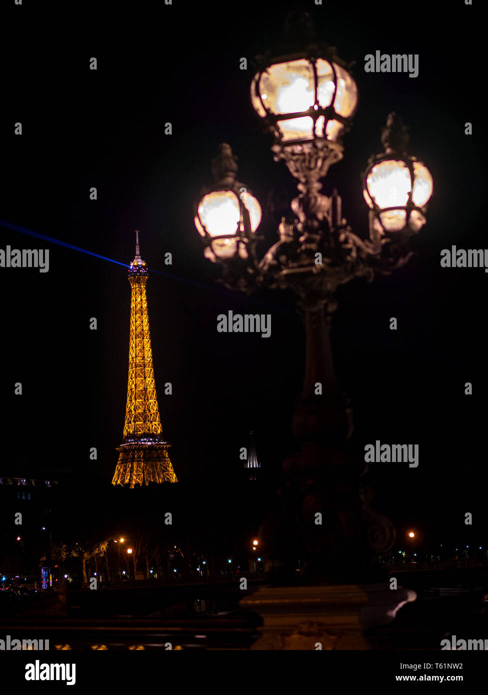 Paris, Frankreich, 22. August 2018: Eiffelturm in Paris bei Nacht mit Beleuchtung Stockfoto
