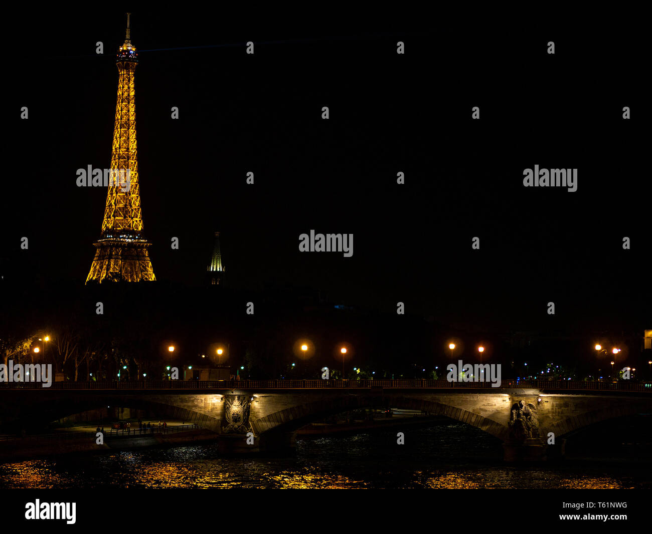 Paris, Frankreich, 22. August 2018: Eiffelturm in Paris bei Nacht mit Beleuchtung Stockfoto