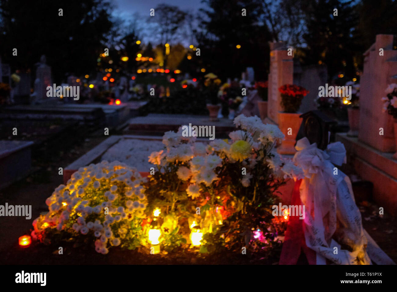 Friedhof von Nyíregyháza (Ungarn) während der Halloween Stockfoto