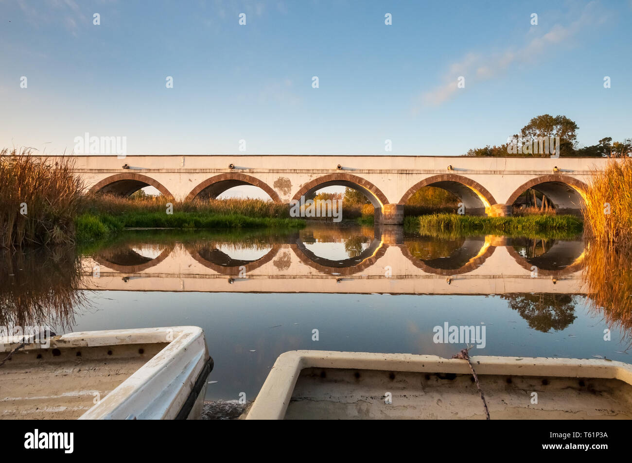 Bootsfahrten auf dem Fluss Hortobágy in der Großen Ungarischen Tiefebene Stockfoto