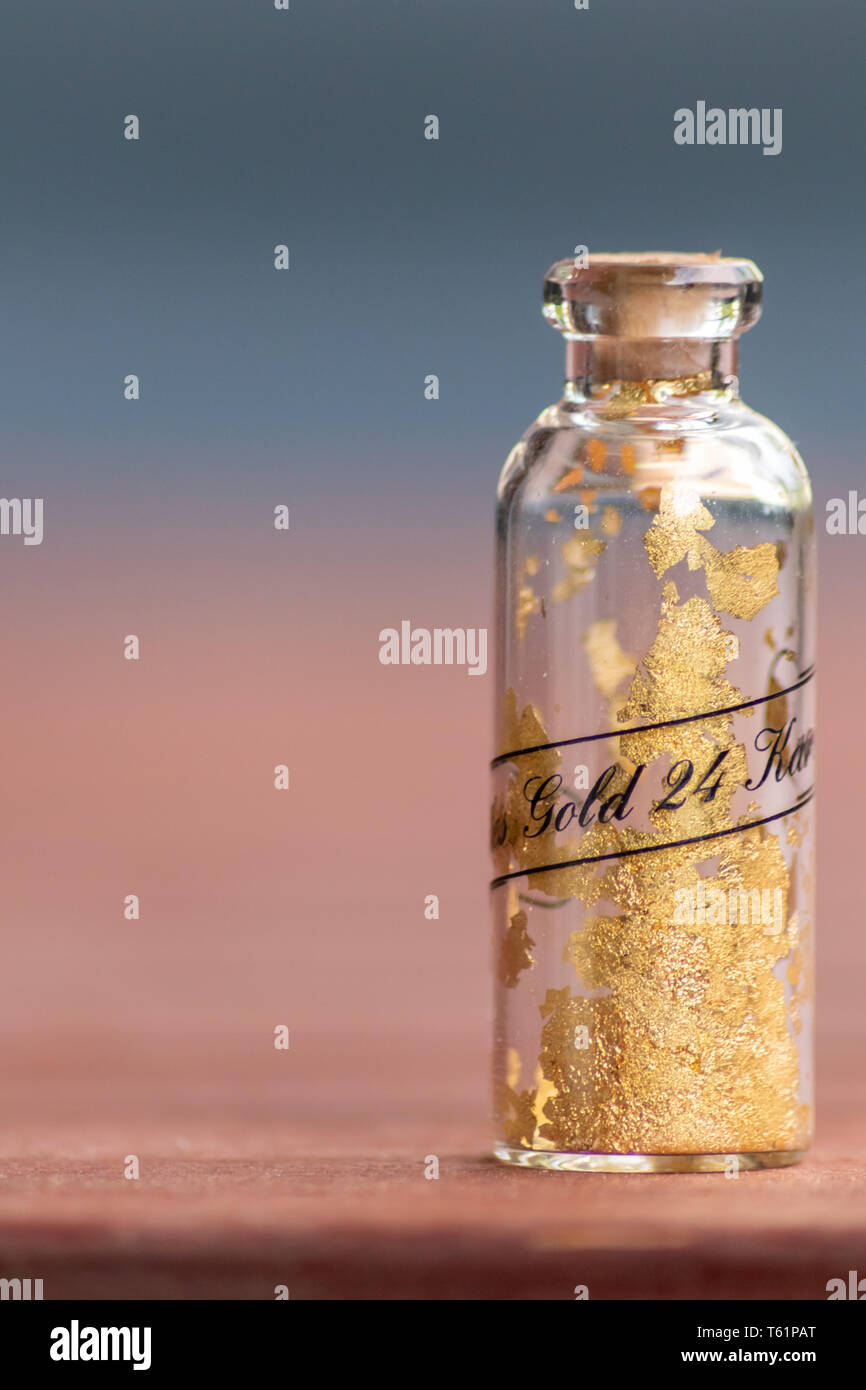 24 Karat Gold in einer winzigen Flasche zum Vergolden oder Vergolden oder als wertvolles Geschenk für geliebte Menschen einen goldenen Schatz, der es wert ist, in meinem zu graben Stockfoto