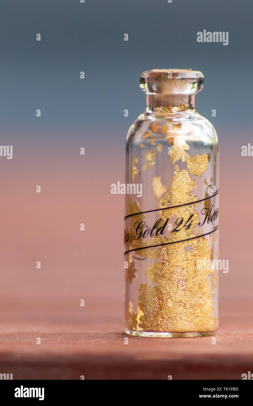 24 Karat Gold in einer winzigen Flasche zum Vergolden oder Vergolden oder  als wertvolles Geschenk für geliebte Menschen einen goldenen Schatz, der es  wert ist, in meinem zu graben Stockfotografie - Alamy