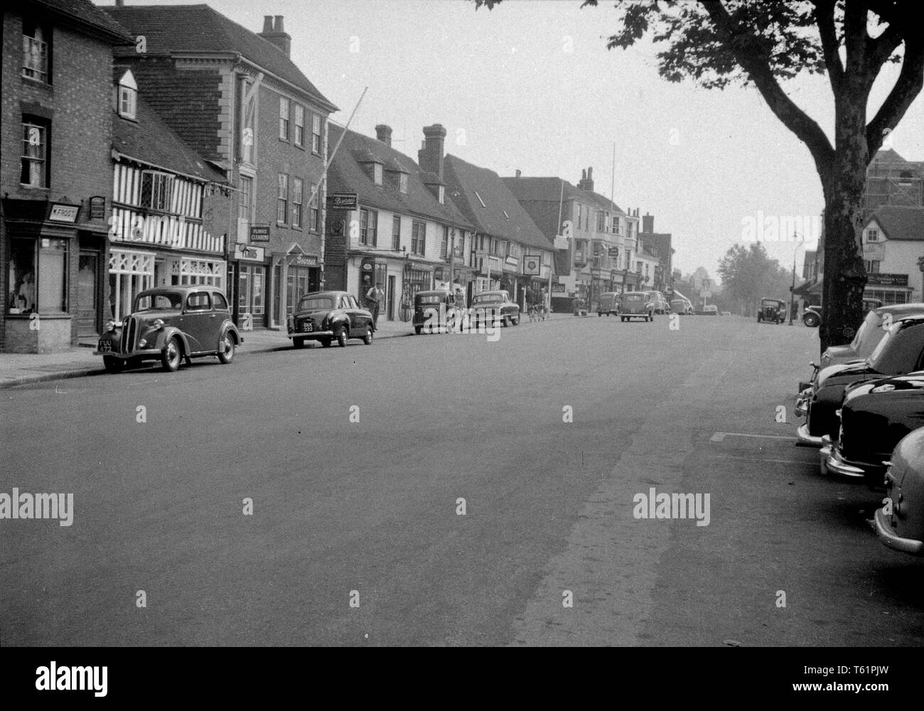 Blick auf die Straße mit Autos. Amateur Foto von einer Familie auf Urlaub am Meer in England. c 1950. Foto von Tony Henshaw Stockfoto