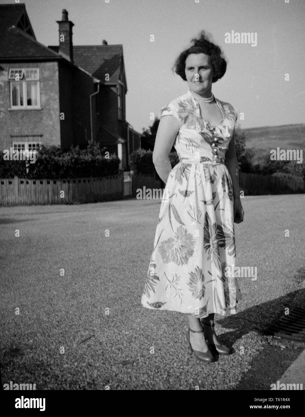 Frau posiert in geblümten Kleid. Amateur Foto von einer Familie Sammlung in England. c 1950. Foto von Tony Henshaw Stockfoto