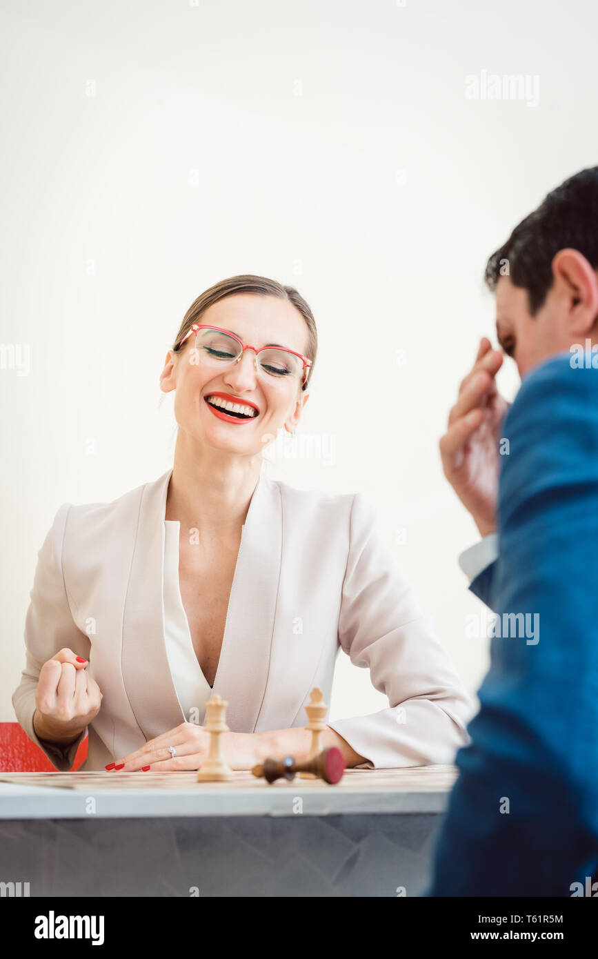 Geschäftsfrau gewinnen im Schach durch bessere Strategie Stockfoto