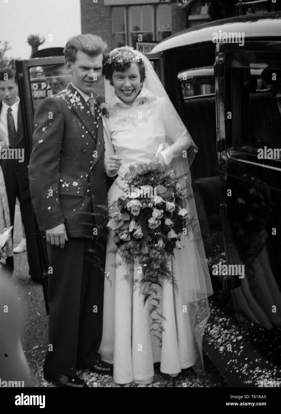Amateur Foto von einer Familie Sammlung. Im Anschluss an eine kirchliche Hochzeit die Braut und der Bräutigam durch ihre Hochzeit Auto in England darstellen. c 1950 Foto von Tony Henshaw Stockfoto