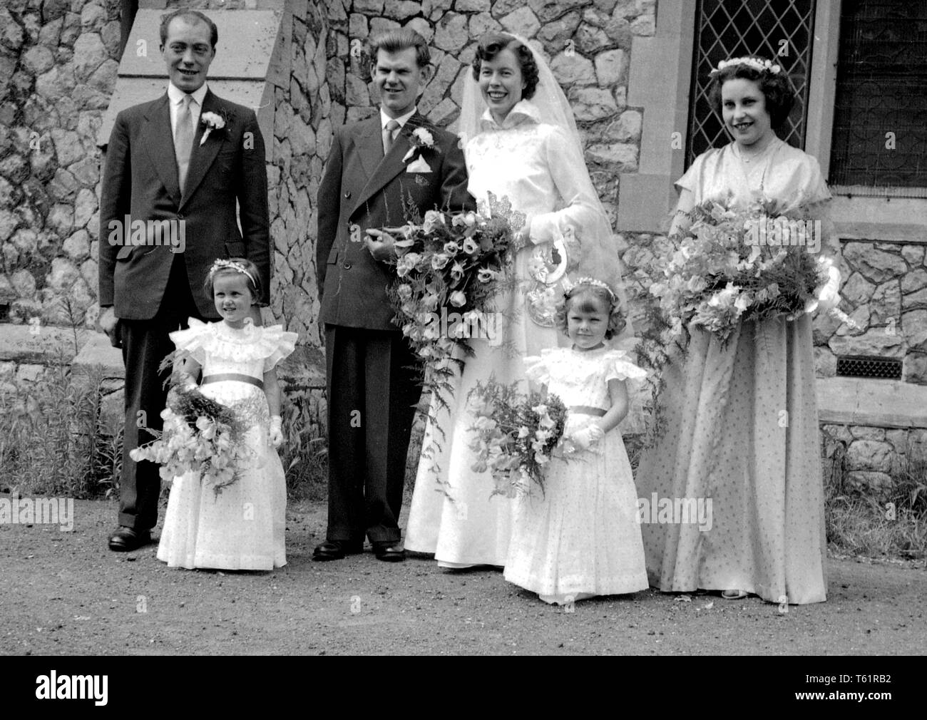 Amateur Foto von einer Familie Sammlung. Eine kirchliche Trauung traditionelle Pose mit bester Mann, Mädchen der Ehre und Brautjungfern in England. c 1950 Foto von Tony Henshaw Stockfoto